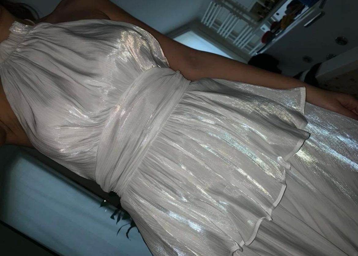 Бяла къса рокля с гол гръб