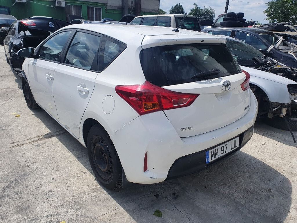 Dezmembrez Toyota Auris 2 motor 1.4d  90cp 1ND-TV dezmembrari cutie de viteze manuala 6+1