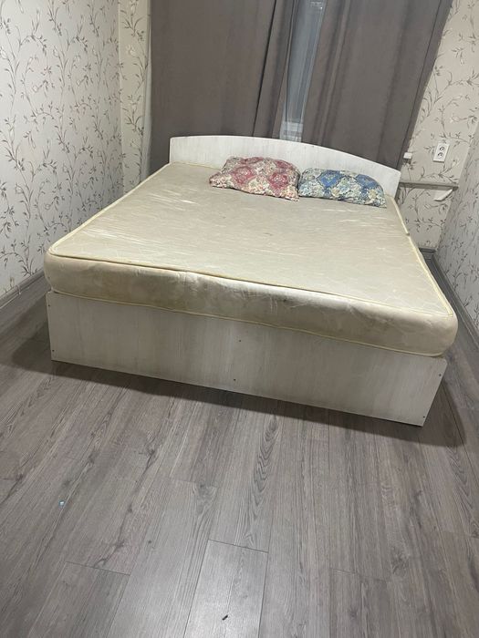 Двуспальная кровать и шифоньер