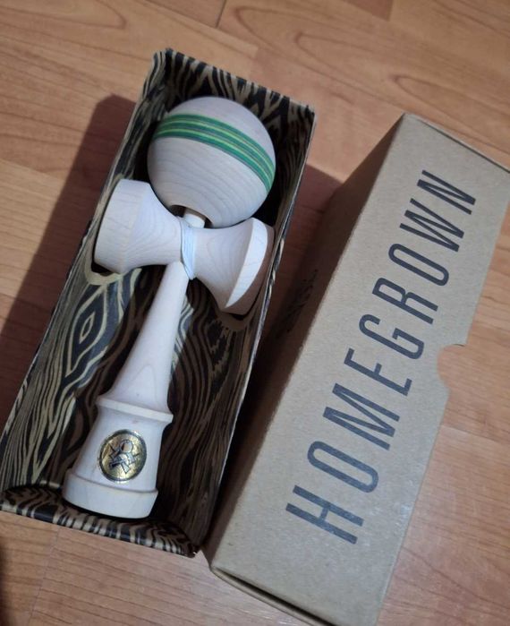 Kendama Sweets Homegrown Maple With Green Goblin Spectra Stripe(Natty)