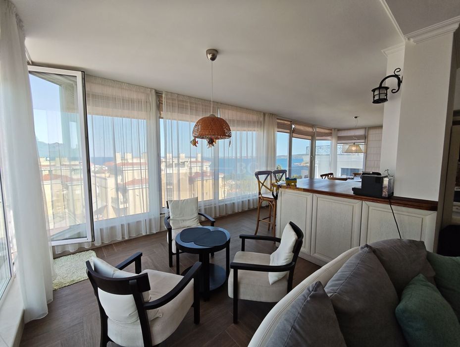 Висококатегорийно жилище с панорамна гледка към морето ви очаква!