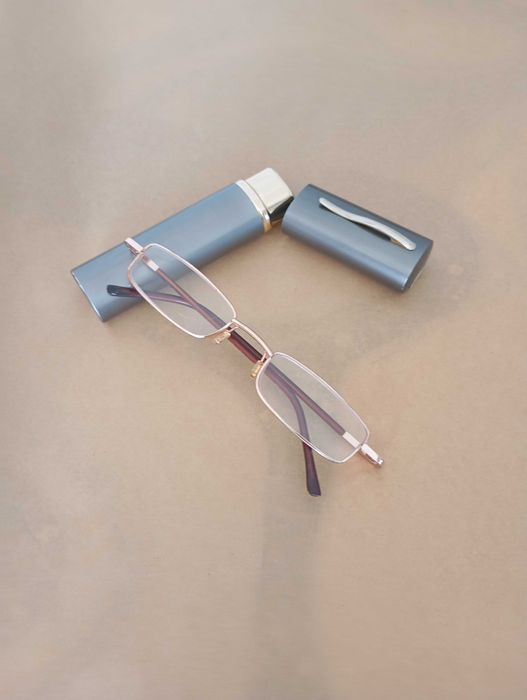 Женские очки в футляре.