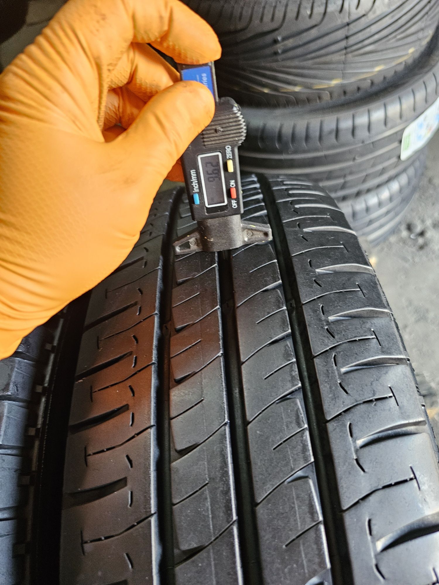 2 anvelope vara 215 70 15C Michelin Agilis  9.5mm