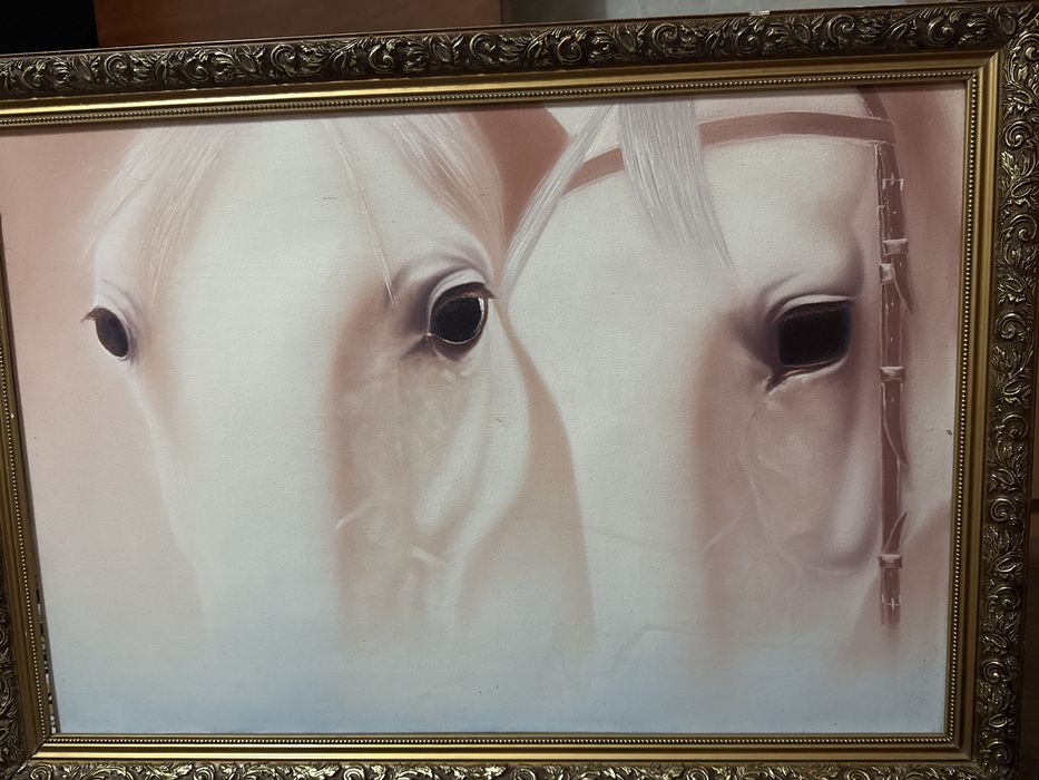 Продаётся красивая картина с изображением двух белых  лошадей.