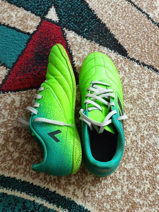 Vând ghete futsal mărimea 37