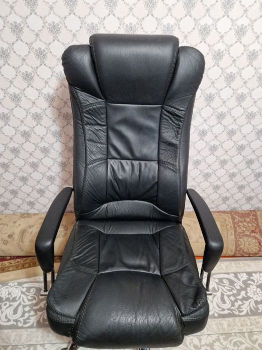 Кожаное кресло..