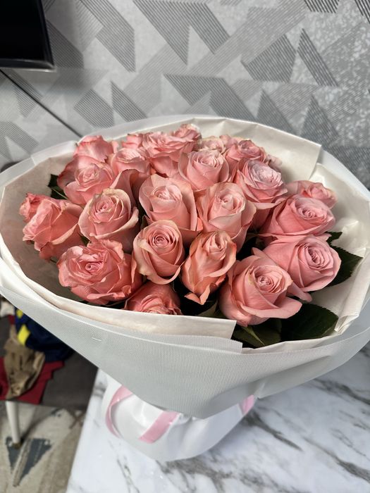 Красивый нежный букет из 25 роз