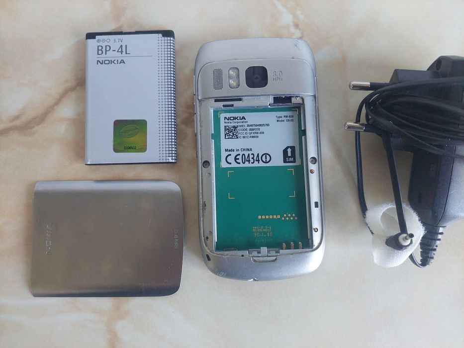 Vând Nokia E6 White perfect funcțional și NEcodat + încărcător //poze