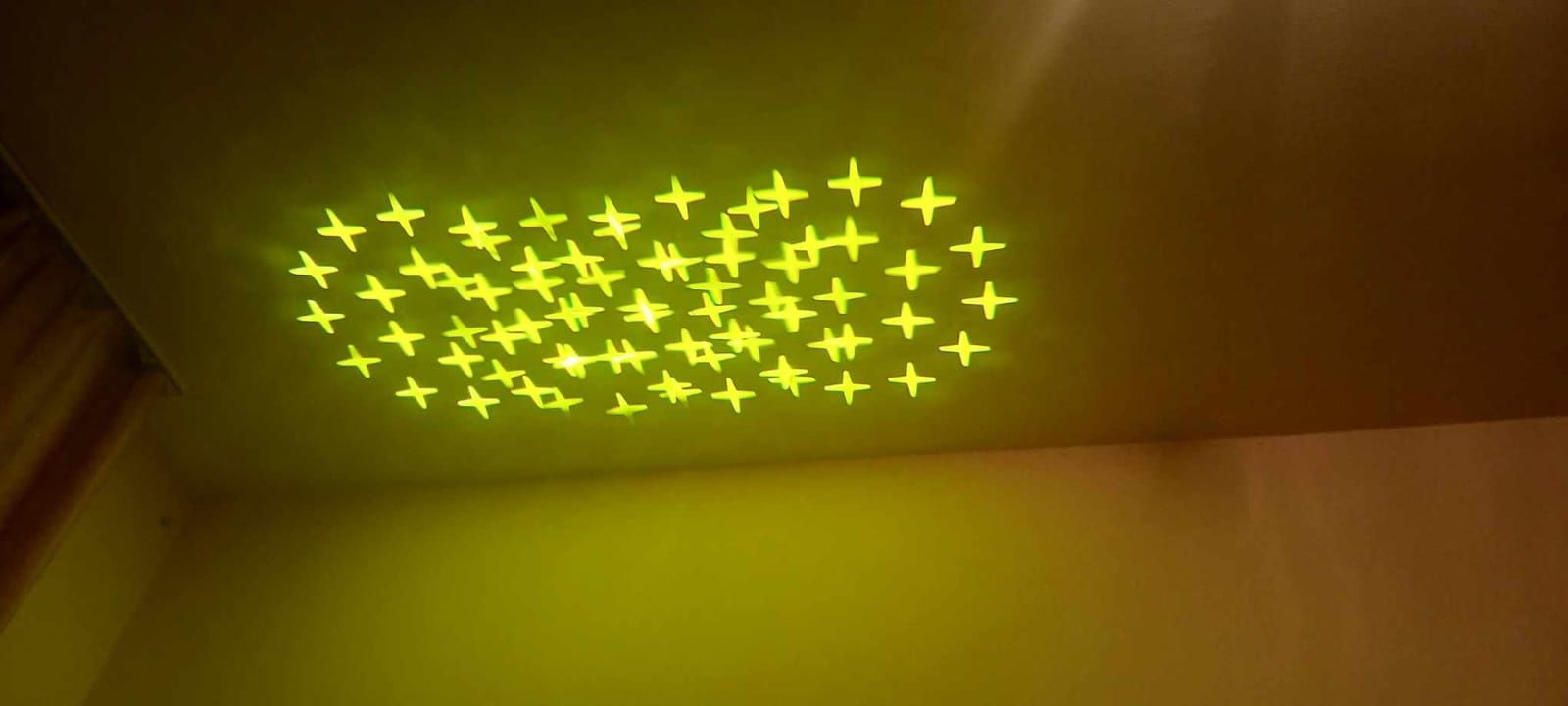 Moving head beam+spot 

Pretul este per bucata.

1. Tensiune: A