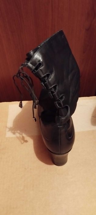 Кожени черни боти