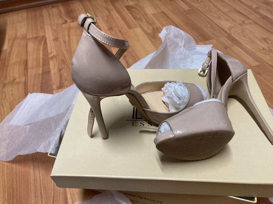 Vand sandale din piele naturala elegante! Purtate o singura data!