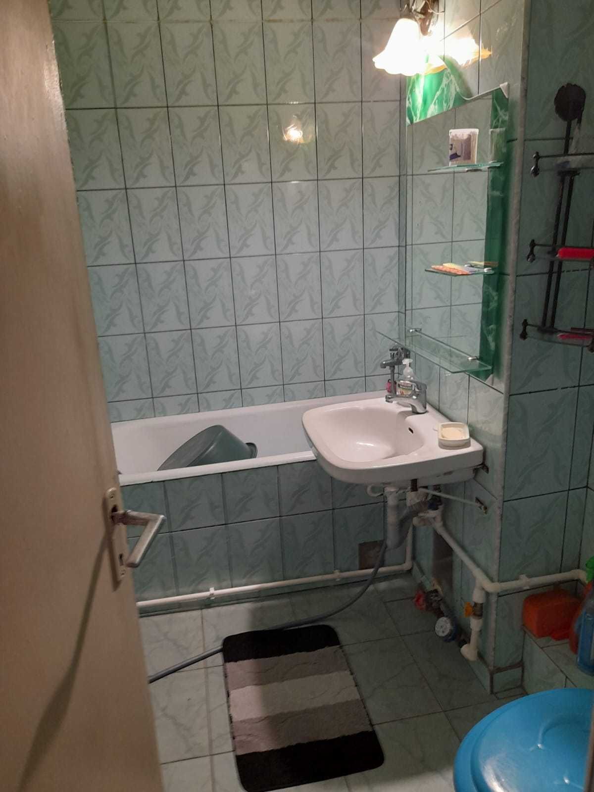 Vând apartament cu 2 camere semidecomandat, Bârlad, jud Vaslui