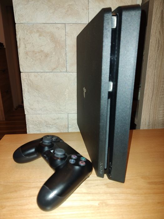 Sony PlayStation 4 slim, 500 GB, 1 controller, cu un joc cadou inclus