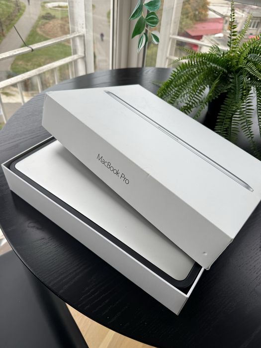 MacBook Pro 15” i7 • SSD 512 GB • Baterie nouă (8 cicluri) • Ca nou