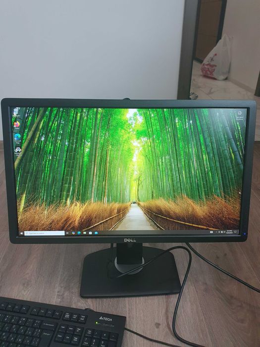 Геймърски компютър с 4 ядрен процесор видеокарта RX570 и монитор Dell