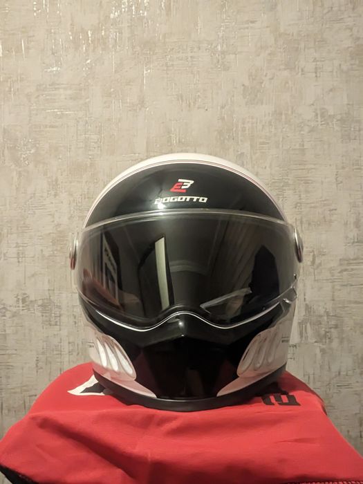 Два мотошлема Bogotto 35000 и Shark 55000 тнг