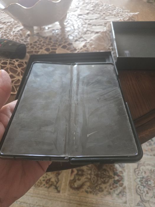 Samsung Z Fold 4 (На запчасти,не влючается,один экран сломан)