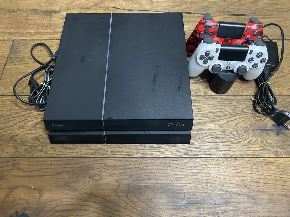 Playstation 4 с оригинални джойстици и станция за зареждане и 5 игри