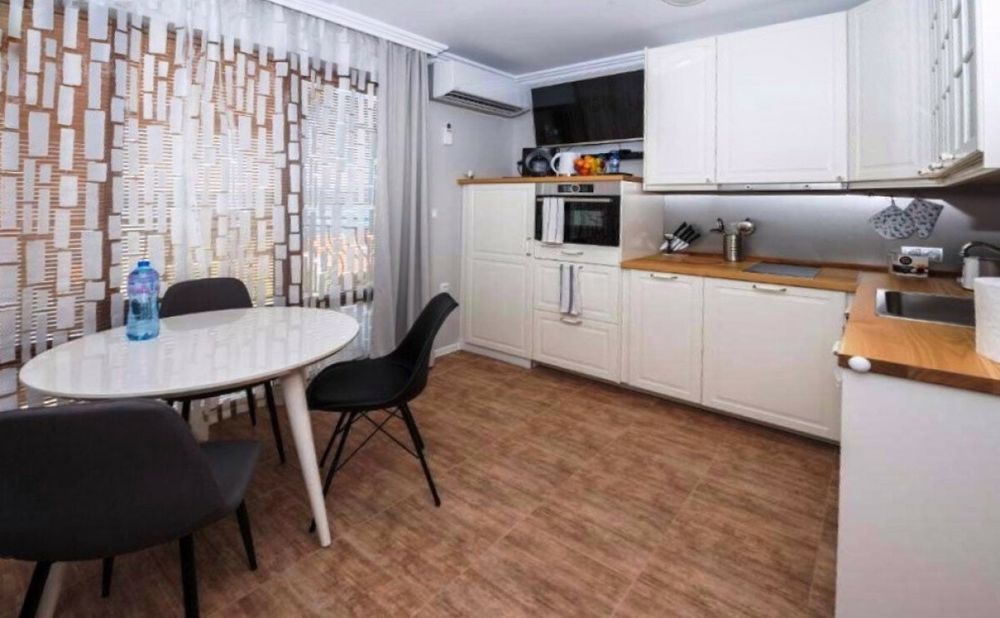 Две бутикови къщи в гр. Созопол. Продават се заедно.