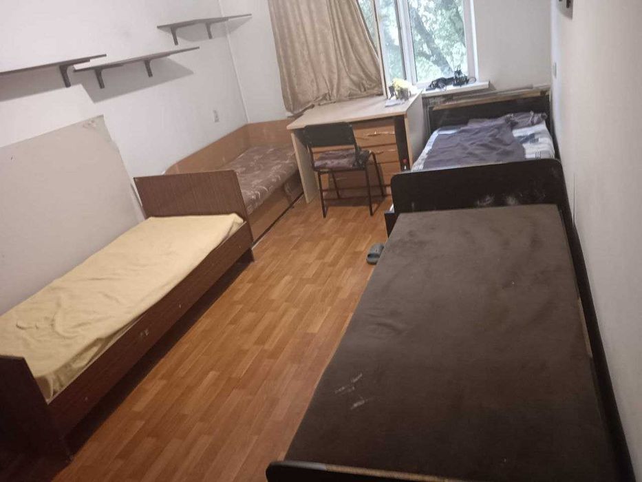 кровать в  комнате