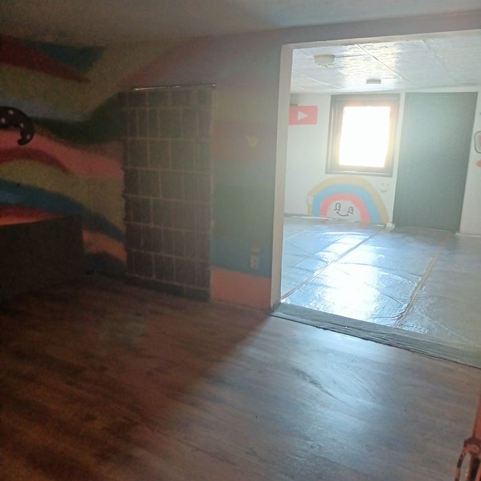 Închiriez spațiu comercial casa,doua camere,baie și terasa acoperita .