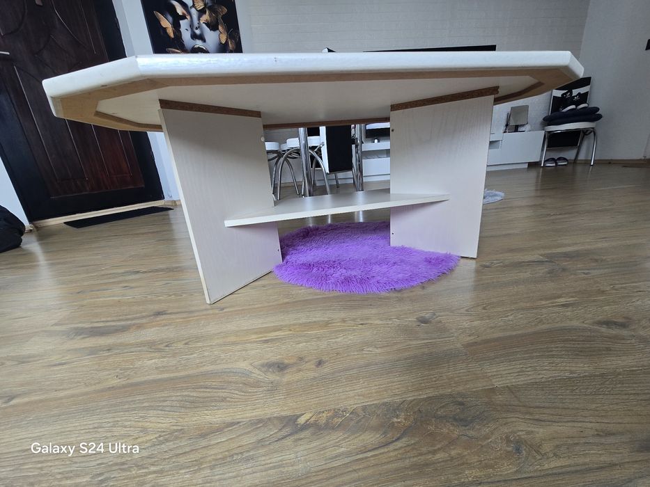 Canapea plus masuța in stare excelenta