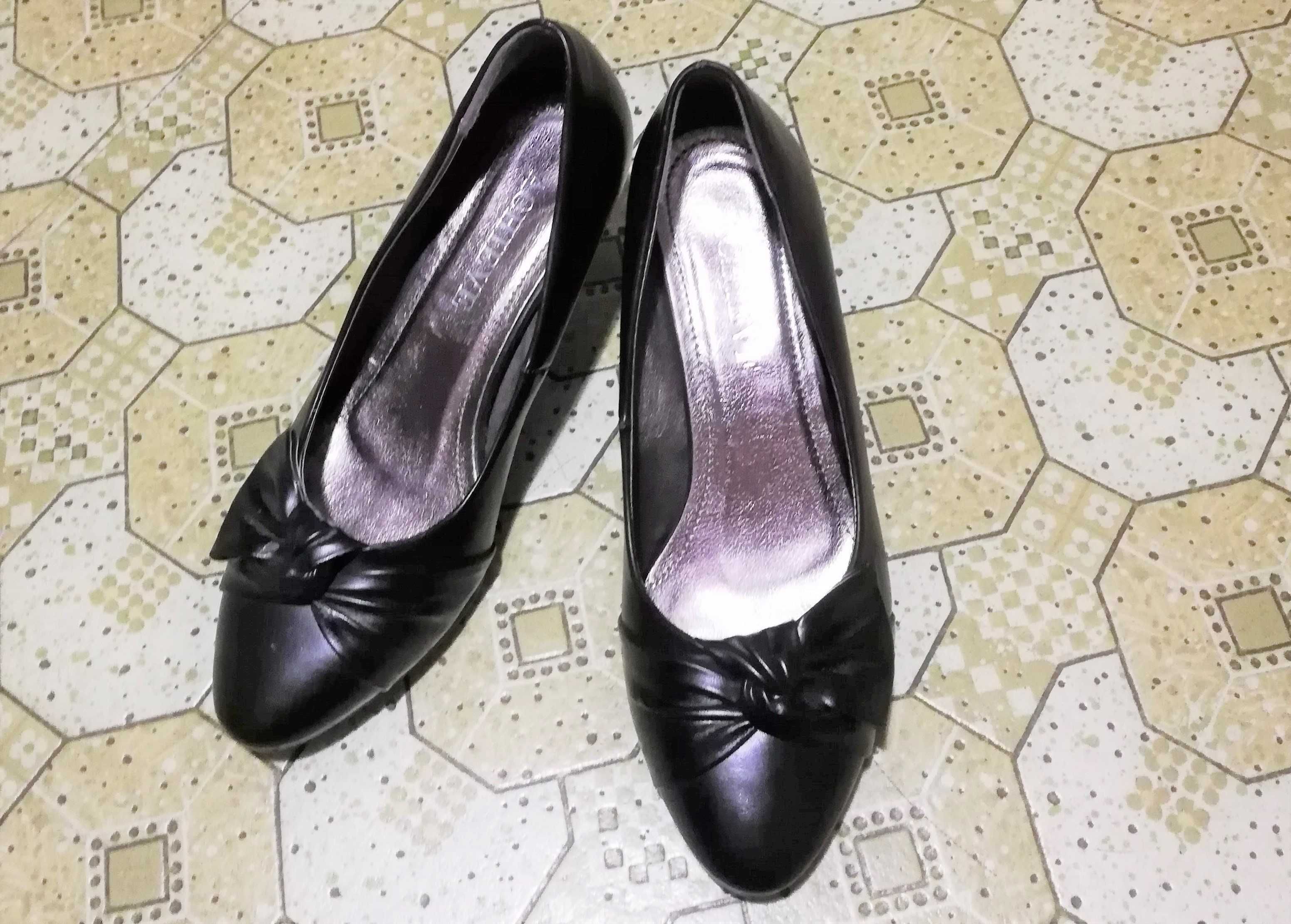 Нови дамски обувки, черни. Размер 36