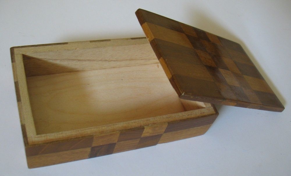 Красива сувенирна кутия с български мотиви