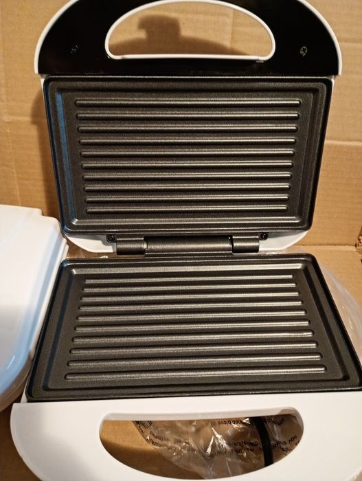 Sandwich-maker Heinner și Tesla