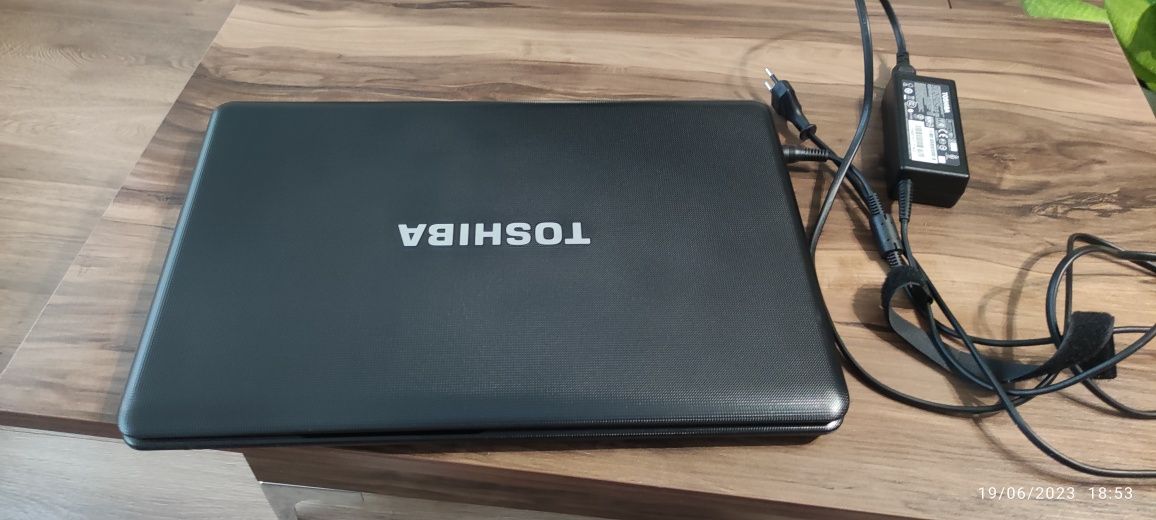 Vând laptop toshiba satellite c660-ic7