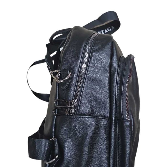 Раница с джоб на една страна / Размер: 32 x27x13cm.