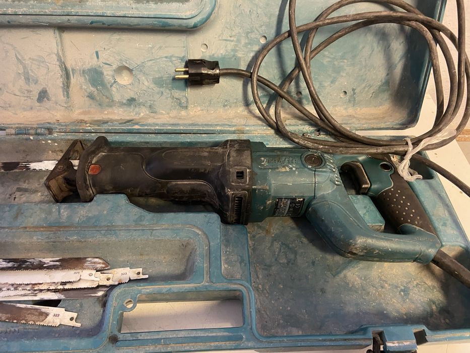 Електрическа ножовка Makita