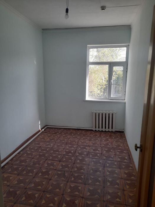 Сдается 1 комнатная квартира с большой кухней,без мебели,на долг. срок