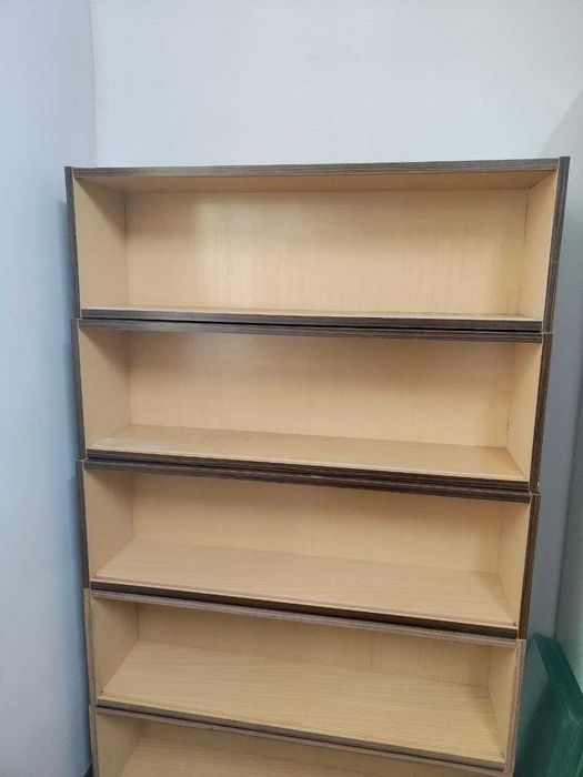 Книжные  полки  б\у , производство Братислава , Словения.