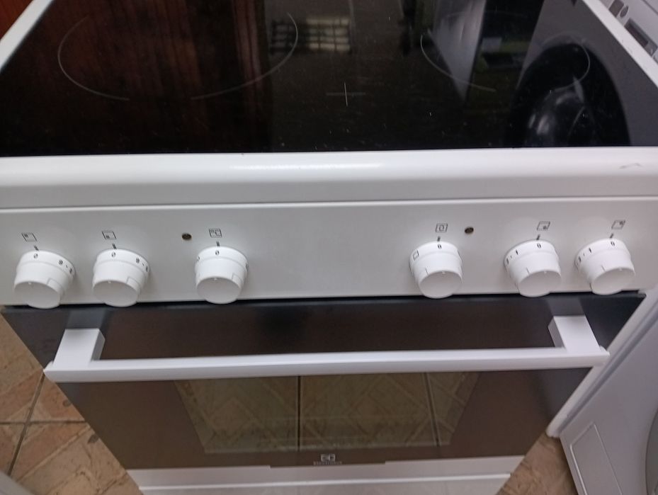 Свободно стояща печка с керамичен плот Elektrolux с 2 години гаранция!