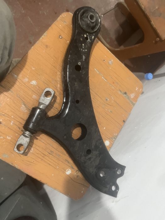 Нижней рычак от Toyota камри 40