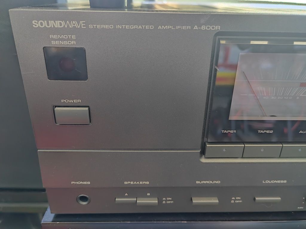 Amplificator cu vumetre