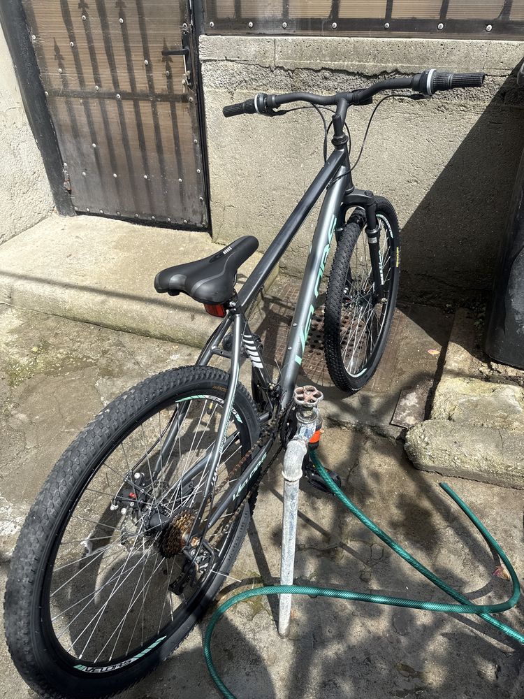 Vand bicicleta aproape noua