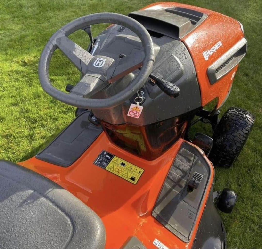 VÂNDUT! VÂNDUT! VÂNDUT! Tractoras tuns iarba Husqvarna