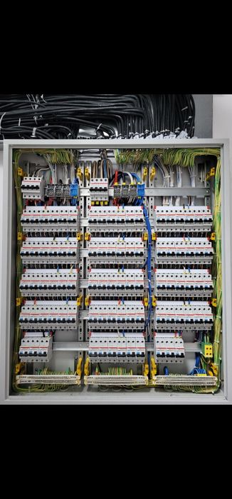 Электрик профисоналного уровня.