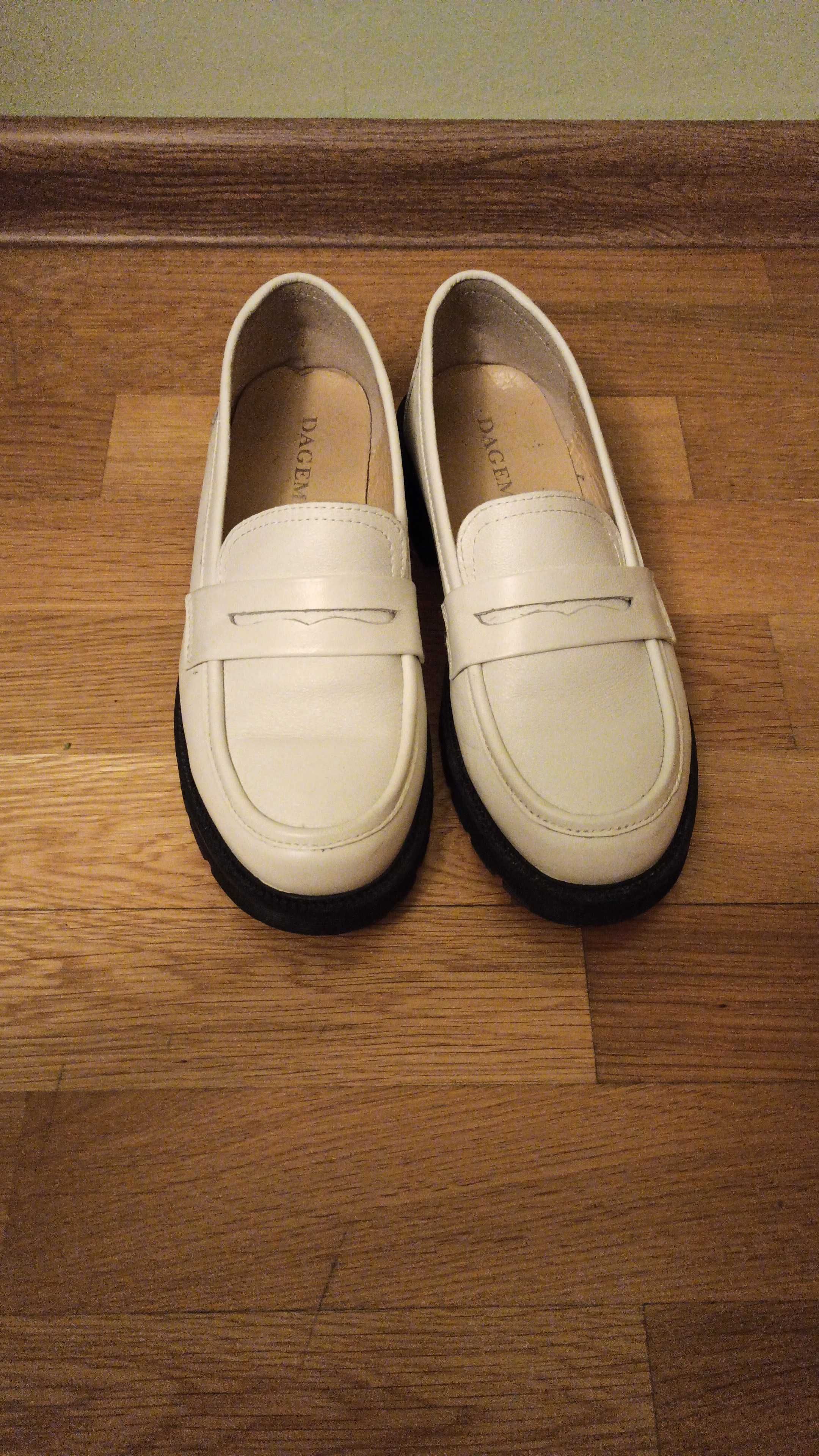 Белые кожаные лоферы ботинки
