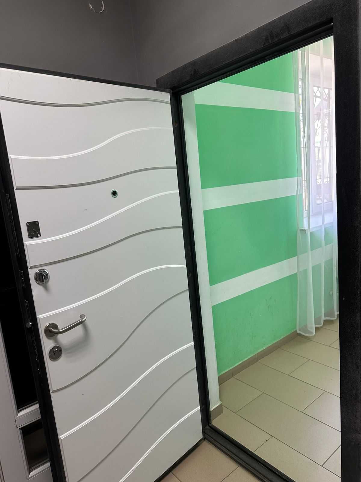СРОЧНО ПРОДАЮ! Дверь, диван, стулья по выгодной цене