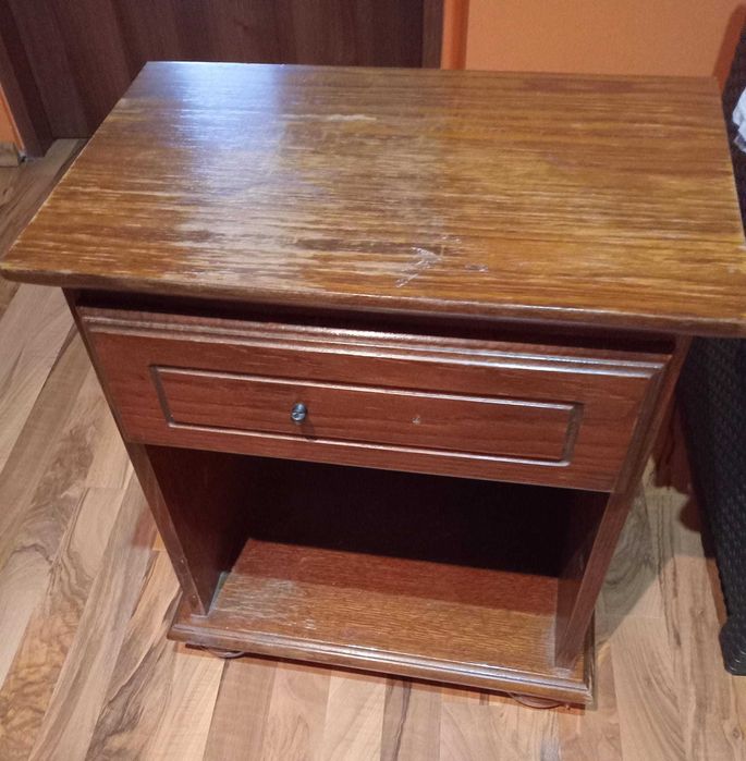 Vând  două noptiere