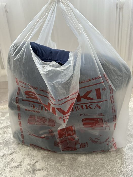 Бір пакет киім бар 8-9 жас ұлға тегін беремін.