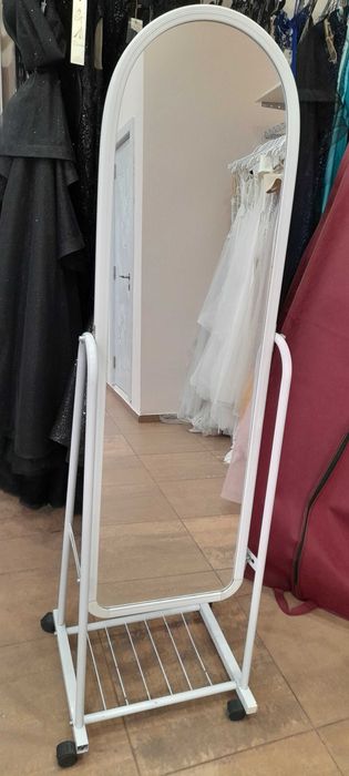 Огледало на стойка