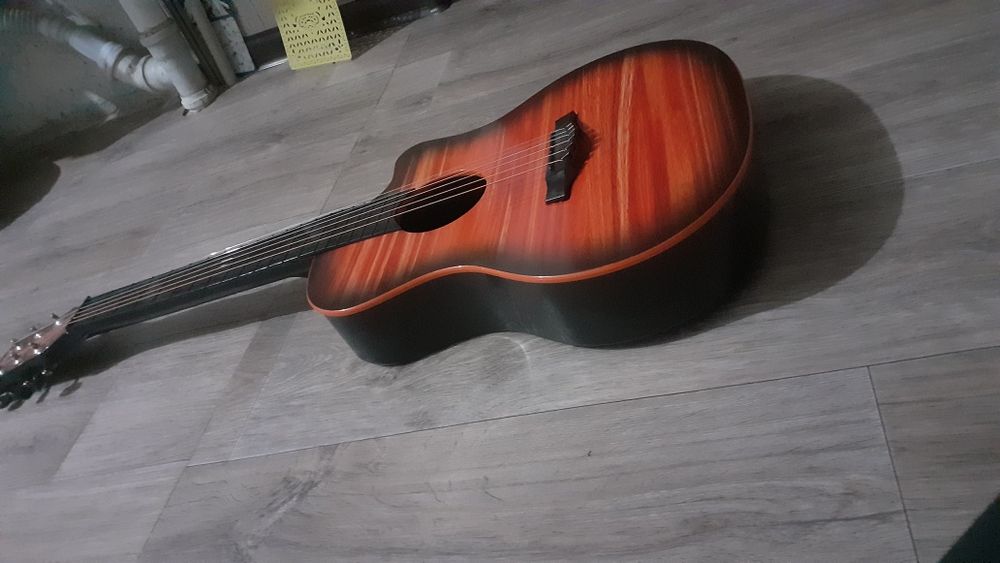 Продам пластиковую гитару