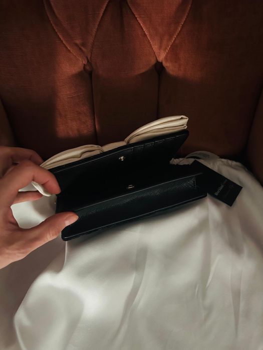 Poseta eleganta din catifea , cu lant detasabil / clutch negru cu alb