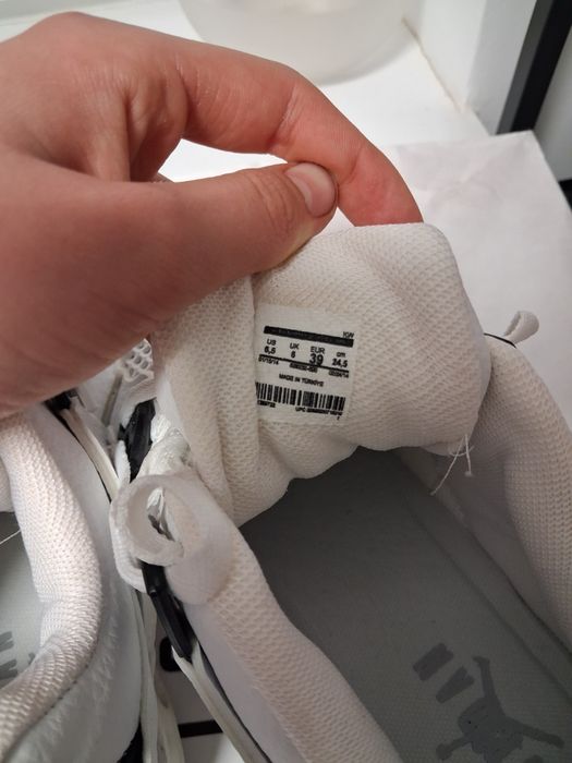 Adidași noi fără eticheta