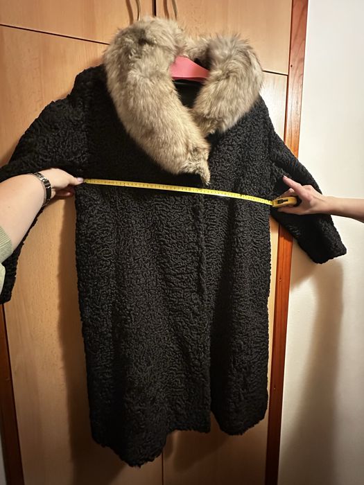 Haina de blana de astrahan cu guler din blana de vulpe