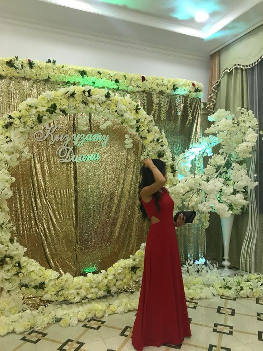 Продам платье красное